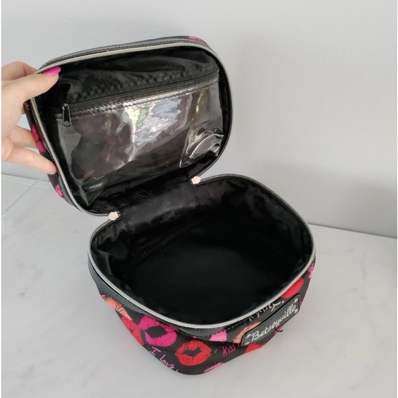 ✨RARE BETSEY JOHNSON LIPS MAKEUP BAG TRAVEL COSMETICS BAG BETSEY JOHNSON KISS✨ - Picture 5 of 6